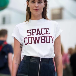 GANNI T-shirt  - Ganni tshirt i fint skick med text på, stl m, litet hål vid gylfen syns ej mkt