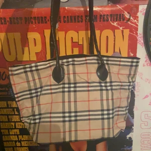 trendig rutig väska - super söt trendig väska som jag köpt second hand, själv har jag aldrig använd den då den ej faller mig i stilen💕