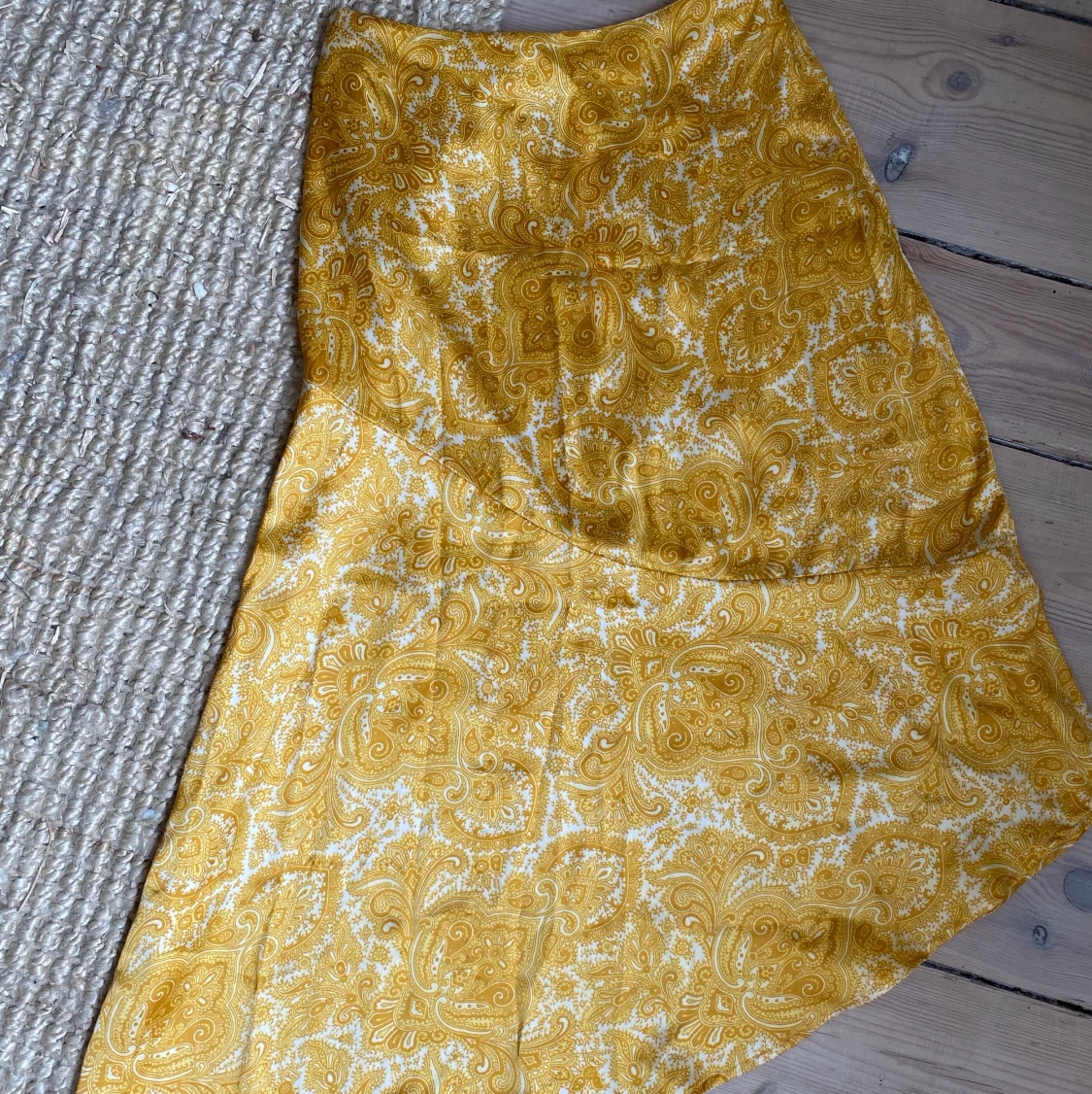 Gulmönstrad satinkjol från GinaTricot stl 34 - 90