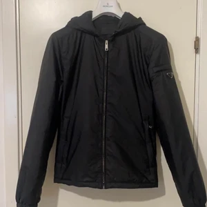 Prada Windbreaker - Säljer nu min Prada Windbreaker! Size: XL (fits L) Cond: 9/10 Bin: 5800kr Bid: 4800kr Pm för fler bilder!