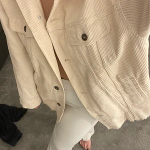 Manchester jacka  - Skitsnygg Manchester jacka från zara, köpt för 400 men bara använd Max fyra gånger, så ser helt ny ut💗