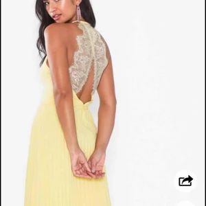 Klänning  - Jätte fin gul klänning storlek 38 Nyskick med lapparna på.