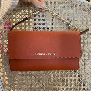 Michael Kors Clutch - Clutch/ liten väska med kortfack och guldiga detaljer från Michael Kors i en somrig orange färg. Fint skick!
