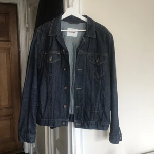 Jeansjacka från Ben Sherman  - jeansjacka i gott skick från Ben Sherman, sparsamt använd. ”Herrstorlek” M. 