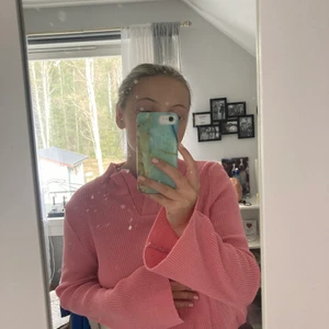 Rosa tröja  - Otroligt fin rosa tröja som jag helst inte vill bli av med men gör det vid bra bud! Älskar den och den är så stretchig och skön! Kommer inte ihåg vart jag köpte den men storleken är S men funkar för alla mellan xs-m! 💕