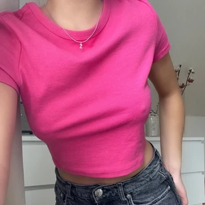 Zara topp - Supersöt topp från zara 💗 använd någon gång och det är en strl M men skulle säga att den passar dem som har xs-m