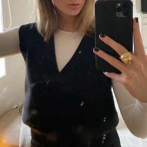 Stickad väst - Storlek M sitter snyggt på mig som har vanligtvis S i toppar. Fint skick. Köpare står för eventuell frakt. 