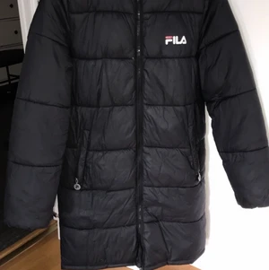 Fila damjacka  - Säljer min Fila damjacka i storlek XS. Dock har katten gjort några små rivmärken, det går säkert att fixa för den som kan men jag har inte orkat lägga energi på det. Inget man lägger märke till heller. Nypris 1600kr mitt pris 300kr + 66kr spårbar frakt. 
