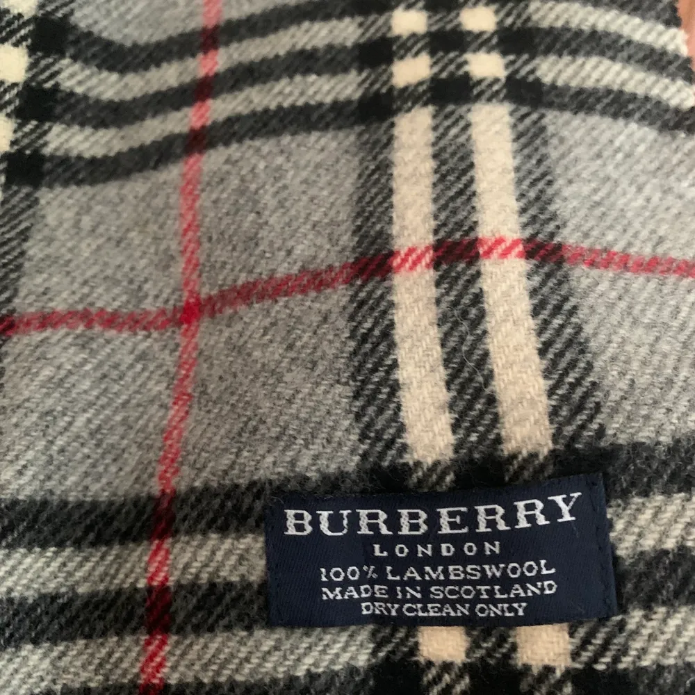 Släpper en Burberry scarf/halsduk, vintage och inte använd. Fick i present så inget kvitto. Helst swish men plick pay funkar . Övrigt.