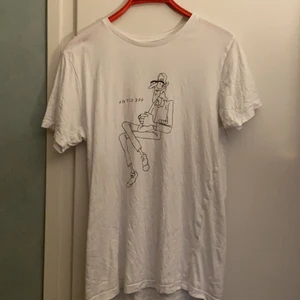T-shirt - Köpte denna fina vita t-shirt på nätet och när jag fick den var den för liten. Den är i bra skick och säljs billigt, exklusive frakt. frakt ingår i pris