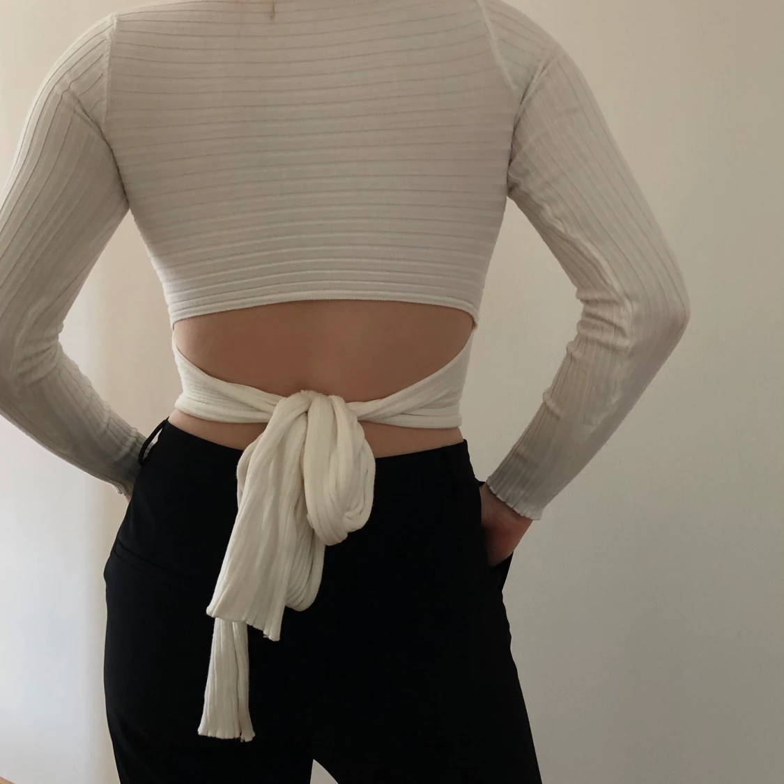 Vit topp med knytdetalj  - 90