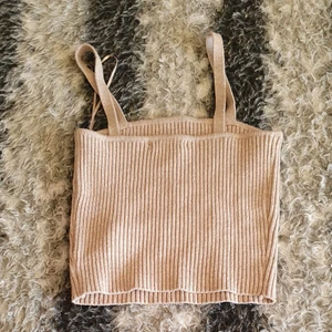 Stickad topp - .mycket bra skick och passar xxs _ a eftersom den stretcher och matcherar till allt. 