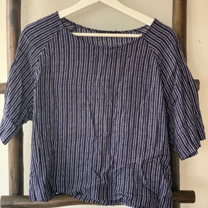 Fin t-shirt från Åhléns  - En blårandig t-shirt som knappt är använd 