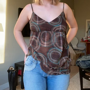 Brun topp - Jättefin mönstrad topp i storlek 44!💘 Jag har själv storlek 38, den sitter luftigt men funkar. Passar alltså 38-44, beroende på önskad passform.