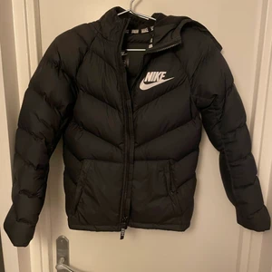 NIKE JACKA - Nike jacka i BARNSTORLEK! Den har ett hål vid sidan av vänstra fickan, men syns inte alls då fickan täcker hålet😊 (alltså inte hål i själva fickan)