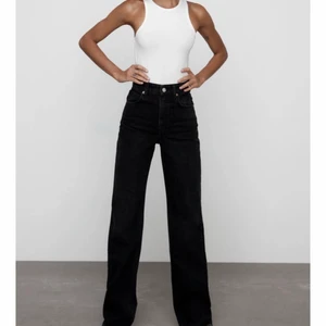 Jeans wide leg full length - Superfina svarta ”tvättade” jeans som jag älskar men som tyvärr är för små. Använt Max 10 ggr. 150kr+frakt 