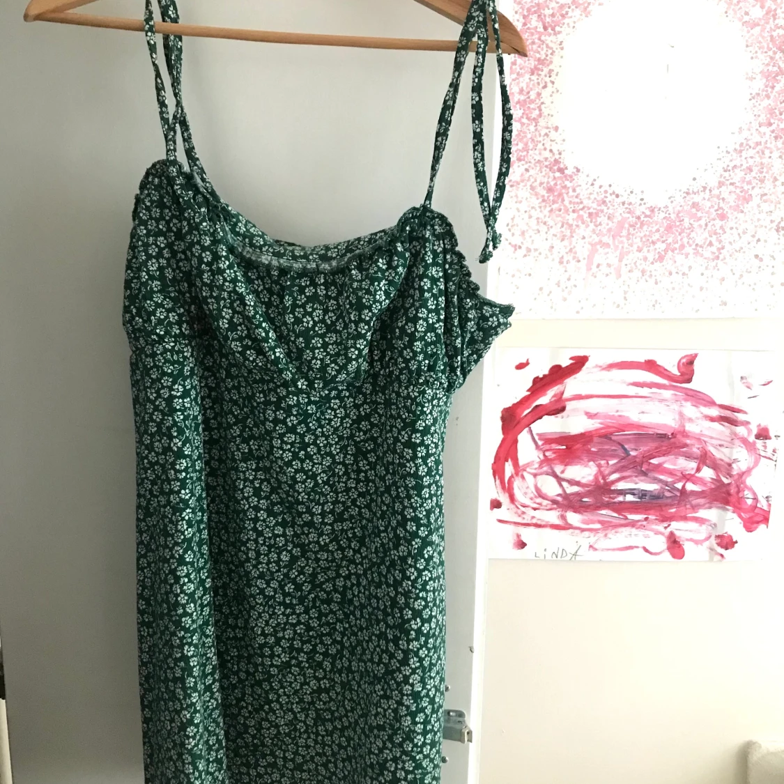 somrig grönblommig klänning