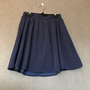 Kjol med snurr - • Sockersöt kjol i mörkblått med vita små polka dots! Klockad/vid nertill & bra snurr. • Storlek: 34/XS, ej stretch i midjan • 100% polyester • Köpt 2hand, fint skick! • +Frakt: 45kr blå påse