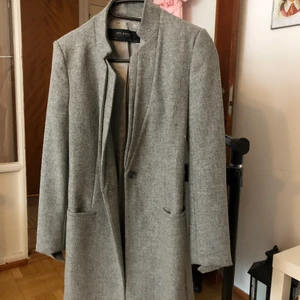 Jacka - Kavaj/jacka från Zara Storlek XS, oanvänd Finns att hämta i Stockholm eller Eskilstuna Kan fraktas, Köparen står för frakten