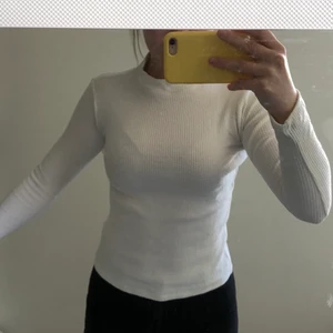 Långärmad tröja med krage  - Ribbad vit tröja, krage 