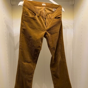 Bruna manchester byxor - Säljer mina jättefina lågmidjade manchester byxor ifrån Ralph Lauren då de e försmå! Storlek 26, skulle säga de passar en Xs/S 💓 de är bootcut/raka i benen. Köpta från Sellpy i nyskick! Uppsydda men skulle säga de passar ngn som e 160-165cm 😁 fraktas för 66 spårbart