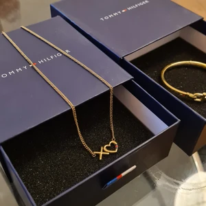 Tommy hilfigher  - Tommy hilfigher  armband och halsband i guld färg. Oanvända helt nya .  Köpta för 1500