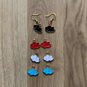 Akatski moln örhängen - Väldigt fina örhängen som går att få i färgerna på bilden