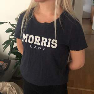 Säljer denna marinblå t-shirt från Morris. Den är i befintligt skick. Hör av dig om du är intresserad 💙💙