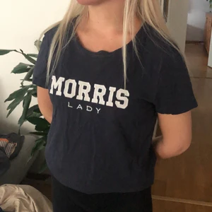 Morris t-shirt - Säljer denna marinblå t-shirt från Morris. Den är i befintligt skick. Hör av dig om du är intresserad 💙💙