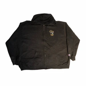 Acadamy x Champion - vintage zip up hoodie - En XL svart zip up hoodie som är den ultimata hoodien om du vill ha en perfekt baggy känsla och en mer 90-tal stil!  Om du vill diskutera priset eller har fler frågor kontakta gärna oss!