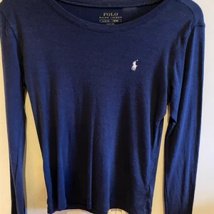 Polo tröja - Ifrån kidsbrandstore ( st M/L st 170) passar mig också. Kan skicka bild när jag har den på mig! 