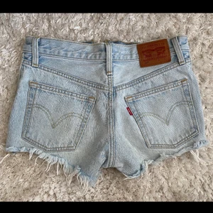 snygga levis shorts  - Säljer mina snygga levis shorts i storlek 23 eftersom de har blivit för små