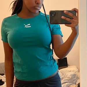 Puma t-shirt - Super bekväm grön/blå puma t-shirt i nyskick (använd 2gånger) 