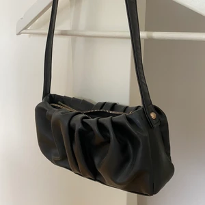 Baguette väska - Fin svart väska från Asos. Knappt använd. Köparen står för frakt💕