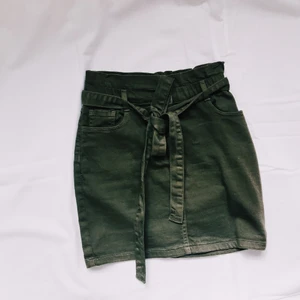 Jeanskjol - Militärgrön jeanskjol från parisian. Knytning i midjan, fickor bak. Parisian är små o storlekarna. Passar 34-36. Kan mötas på/nära Lidingö alt. Skicka. Köparen betalar frakt :)