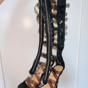 Skitsnygga klackskor  - För hög klack för mig, helt oanvända. 