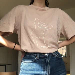 & other stories tröja  - T-shirt från & other stories och oversize modell och högre krage. Ordinariepris tror jag var 300kr. Storlek 36 men passar mellan 34-38 beroende på hur oversize man vill ha. 80kr+eventuell frakt om ni vill att jag skickar den ☺️