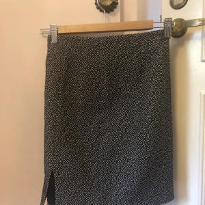 Kjol  - Så himla söt kjol. Säljer pga för stor. Inga difekter använd bara en gång. Skriv för mer info och bilder💞