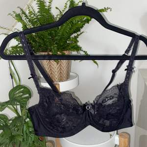 Jättesöt svart spetsbehå från Hunkemöller som tyvärr inte passar längre. Kostar ca 330 kr ny.