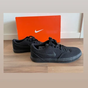 Nike sneakers - Sneakers från Nike. Modell: CHECK SOLAR. Stl 38.