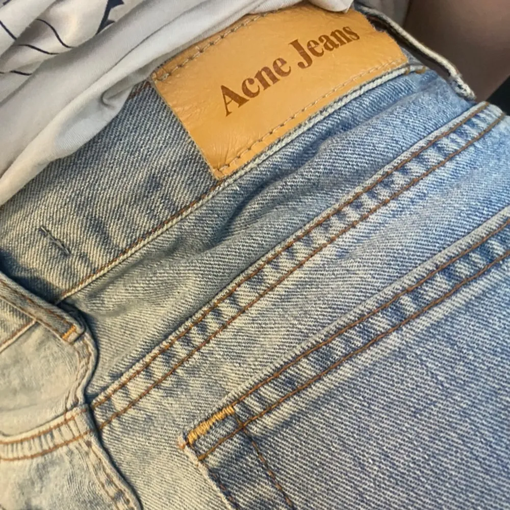 Raka acne jeans så gott som ny då dom inte passa mig! Nypris 1,900 (bud från 200kr) storlek xs tänk på att de inte är mycket till strech då dom är mer hållbara en strech jeans. Jeans & Byxor.