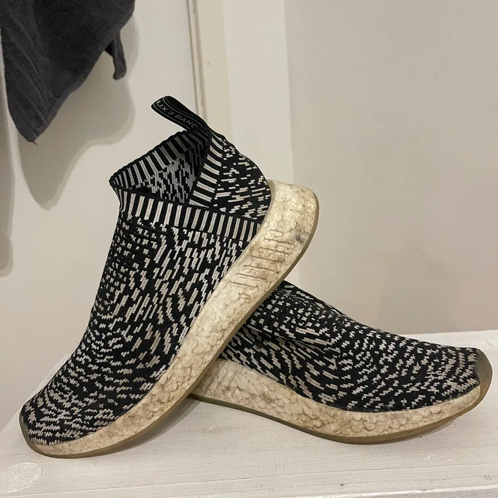 ”Sockshoes” från Adidas, tror modellen heter City sock primeknit. Inköpa för ca 1300kr, säkerligen i behov av en tvätt men de vita runt om på sulan kommer göras i ordning innan de skickas till köparen! Världens skönaste skor!. Skor.
