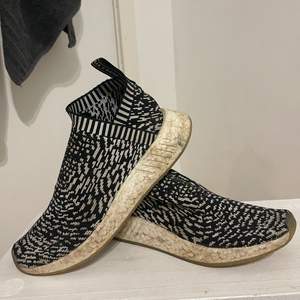 ”Sockshoes” från Adidas, tror modellen heter City sock primeknit. Inköpa för ca 1300kr, säkerligen i behov av en tvätt men de vita runt om på sulan kommer göras i ordning innan de skickas till köparen! Världens skönaste skor!