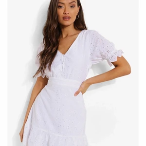 Studentklänning som är hur fin som helst🥰 - Säljer en helt oanvänd klänning som funkar till studenten eller när som. Prislappen är kvar och den är endast testad, den är i storlek 34. Nypris på Boohoo’s hemsida är 324kr. Säljer den för 250kr😇