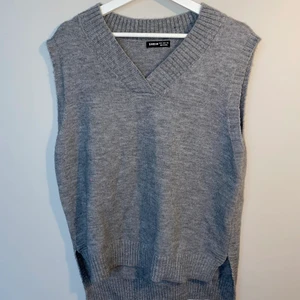 Grå väst - Grå väst ifrån SHEIN, i storlek M. Säljer för 45kr + frakt 💓