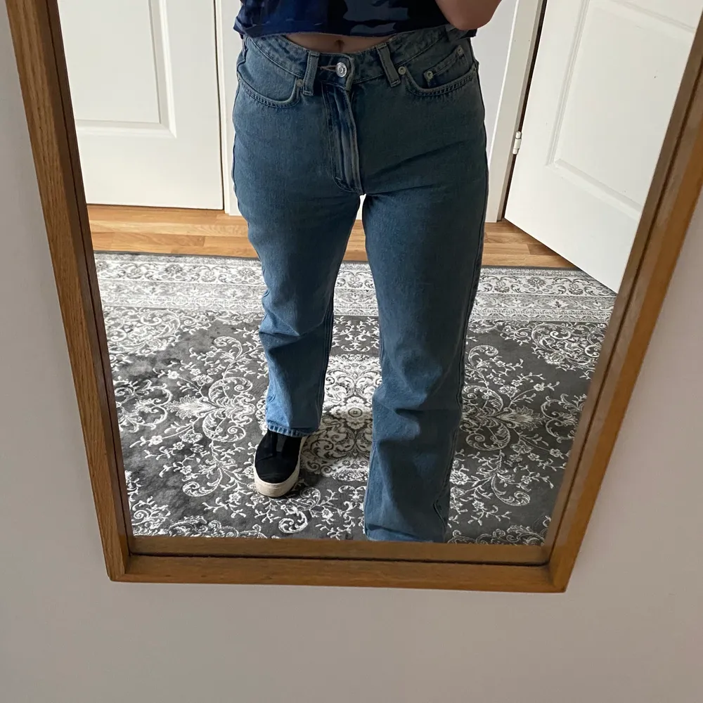 Assnygga jeans från weekday i modellen Rowe. Jag är 161cm. Superbra skick💕. Jeans & Byxor.