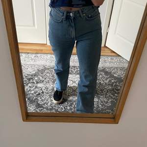 Assnygga jeans från weekday i modellen Rowe. Jag är 161cm. Superbra skick💕