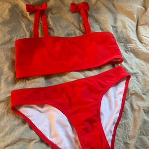 Röd bikini!  - Jättefin bikini, perfekt till sommaren! Helt oanvänd (se bild 2) Den är vadderad (man kan ta ut kuddarna om man vill) och så kan man justera längden på överdelen! Strl: 160. Köpt för 129kr! Säljs för 100+frakt! 👙🍉