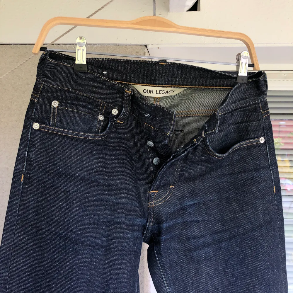 Our Legacy jeans strlk 28/32 men lite små i storleken. Nyskick förutom översta knappen som är av! Nypris ca 1500kr. Jeans & Byxor.