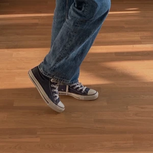 Mörkblåa supersnygga converse i stl 36,5!  - Mörkblåa supersnygga converse i stl 36,5! Säljer pga får inte användning av de, då jag har ett par likadana i vitt. De är i supergott skick, skicka privat om ni är intresserade!! 